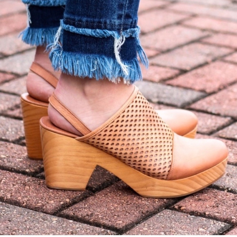 Free People NWB Size 38EU‎ peach pearl the Logan Leather Clogs